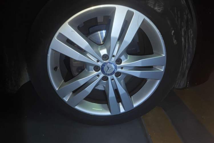 Used Mercedes-Benz R-Class 2017 R 320 4MATIC Luxury Collection Edition Right Front Wheel Hub