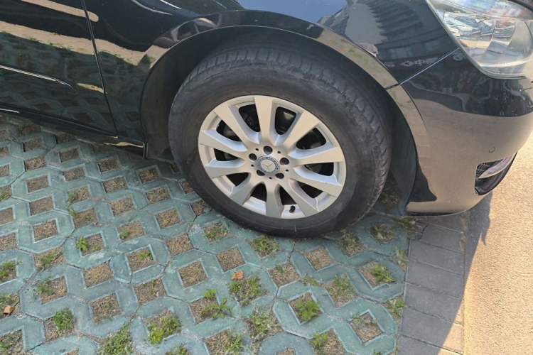 Used Mercedes-Benz R-Class 2017 R 320 4MATIC Business Edition Prestige Model Right Front Wheel Hub