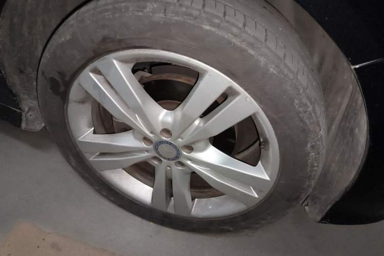 Used Mercedes-Benz R-Class 2017 R 320 4MATIC Luxury Collection Edition Right Front Wheel Hub
