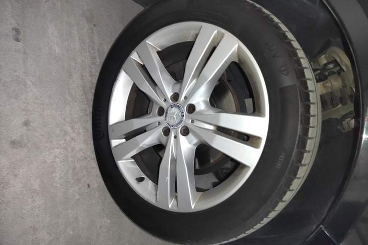 Used Mercedes-Benz R-Class 2017 R 320 4MATIC Luxury Collection Edition Right Front Wheel Hub