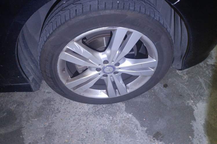 Used Mercedes-Benz R-Class 2017 R 320 4MATIC Luxury Collection Edition Right Front Wheel Hub