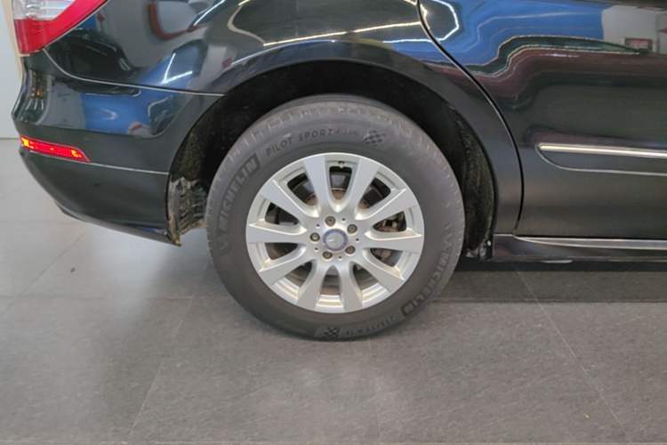 Used Mercedes-Benz R-Class 2017 R 320 4MATIC Business Edition Prestige Model Right Rear Wheel Hub