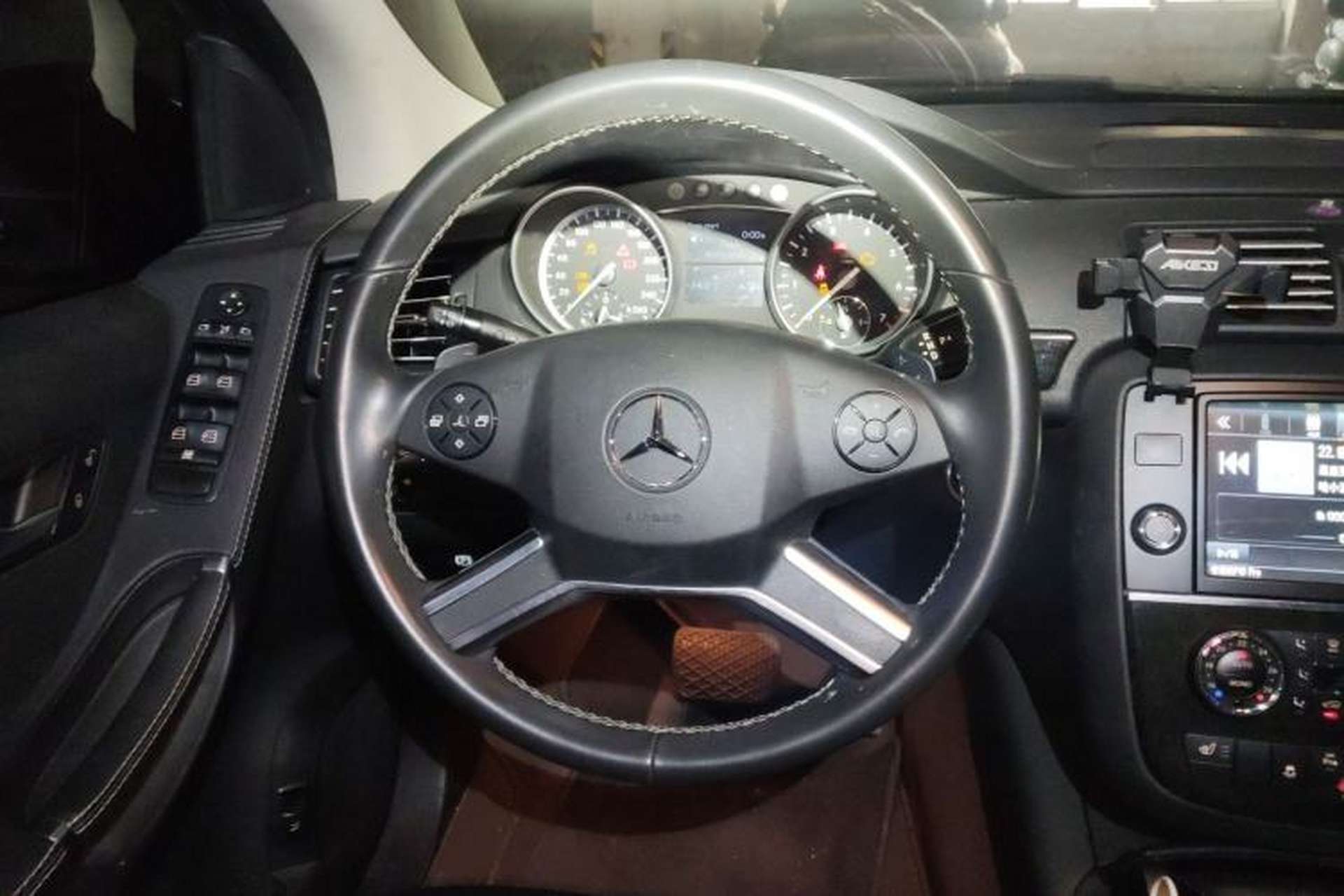 Used Mercedes-Benz R-Class 2017 R 320 4MATIC Business Edition Prestige Model Steering Wheel