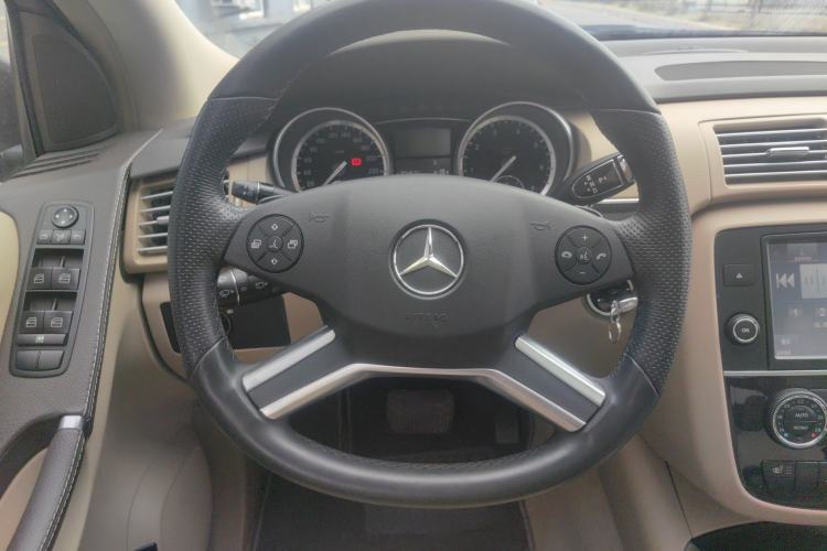 Used Mercedes-Benz R-Class 2017 R 320 4MATIC Luxury Collection Edition Steering Wheel