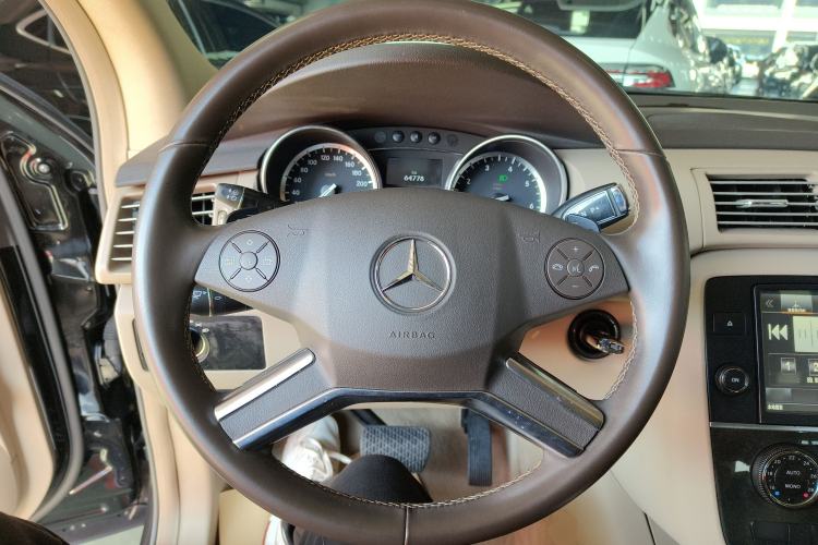 Used Mercedes-Benz R-Class 2017 R 320 4MATIC Business Edition Prestige Model Steering Wheel