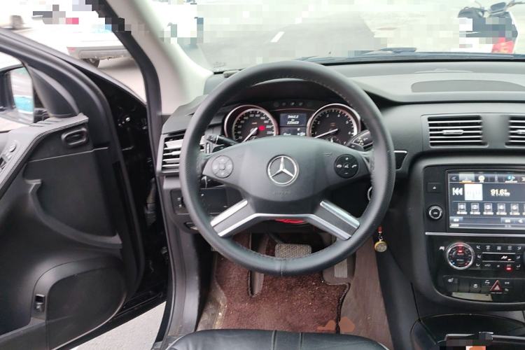 Used Mercedes-Benz R-Class 2017 R 320 4MATIC Business Edition Prestige Model Steering Wheel
