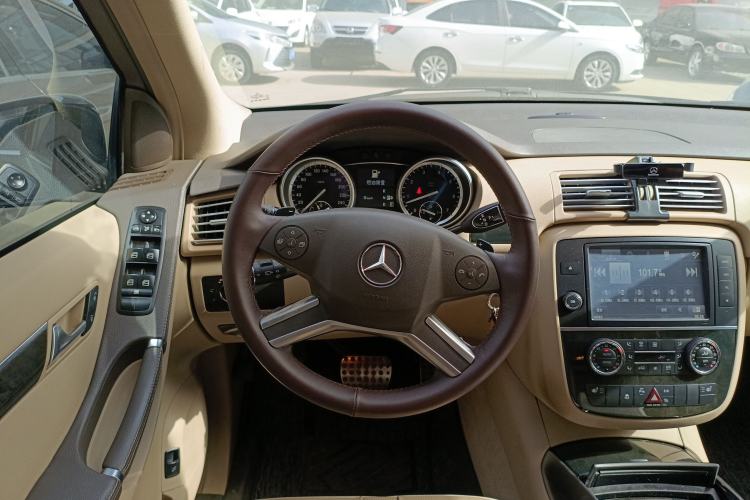 Used Mercedes-Benz R-Class 2017 R 320 4MATIC Business Edition Prestige Model Steering Wheel