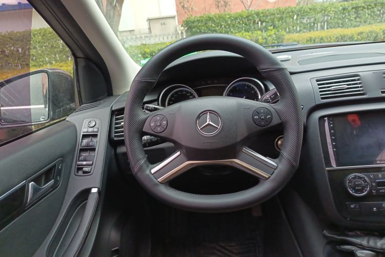 Used Mercedes-Benz R-Class 2017 R 400 4MATIC Exclusive Edition Steering Wheel