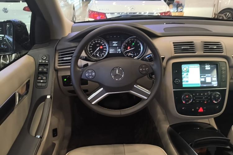 Used Mercedes-Benz R-Class 2017 R 320 4MATIC Business Edition Prestige Model Steering Wheel