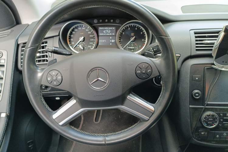 Used Mercedes-Benz R-Class 2017 R 320 4MATIC Business Edition Prestige Model Steering Wheel