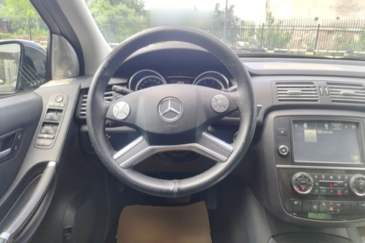 Used Mercedes-Benz R-Class 2017 R 320 4MATIC Business Edition Prestige Model Steering Wheel