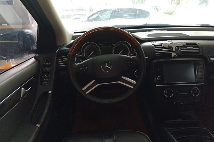 Used Mercedes-Benz R-Class 2017 R 320 4MATIC Business Edition Prestige Model Steering Wheel