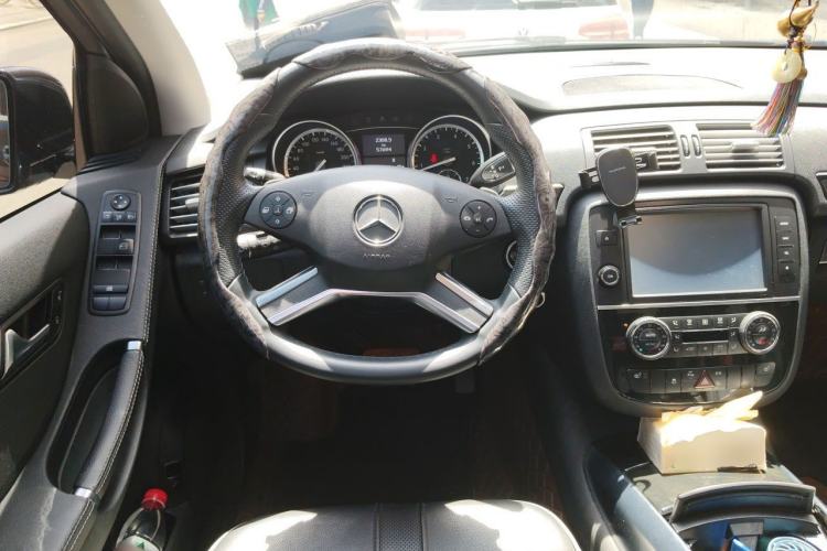 Used Mercedes-Benz R-Class 2017 R 320 4MATIC Luxury Collection Edition Steering Wheel