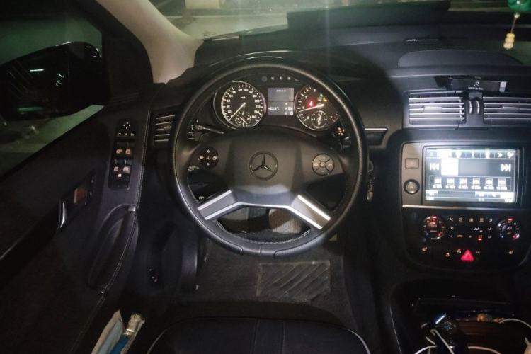 Used Mercedes-Benz R-Class 2017 R 320 4MATIC Business Edition Prestige Model Steering Wheel