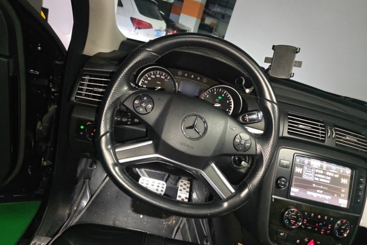 Used Mercedes-Benz R-Class 2017 R 320 4MATIC Luxury Collection Edition Steering Wheel