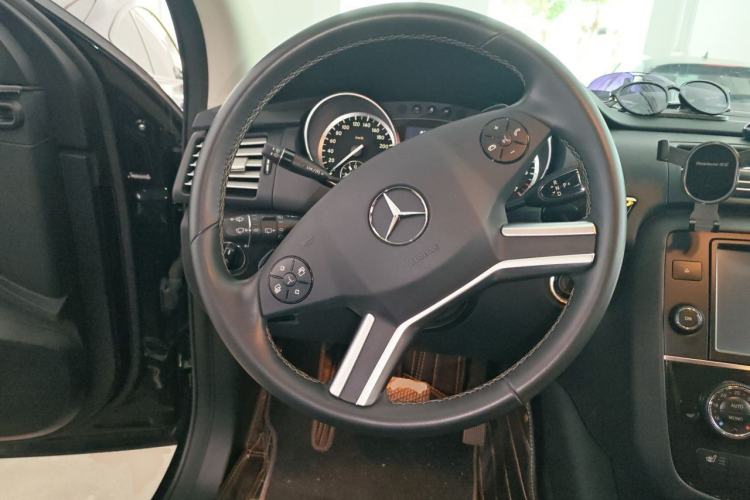 Used Mercedes-Benz R-Class 2017 R 320 4MATIC Business Edition Prestige Model Steering Wheel
