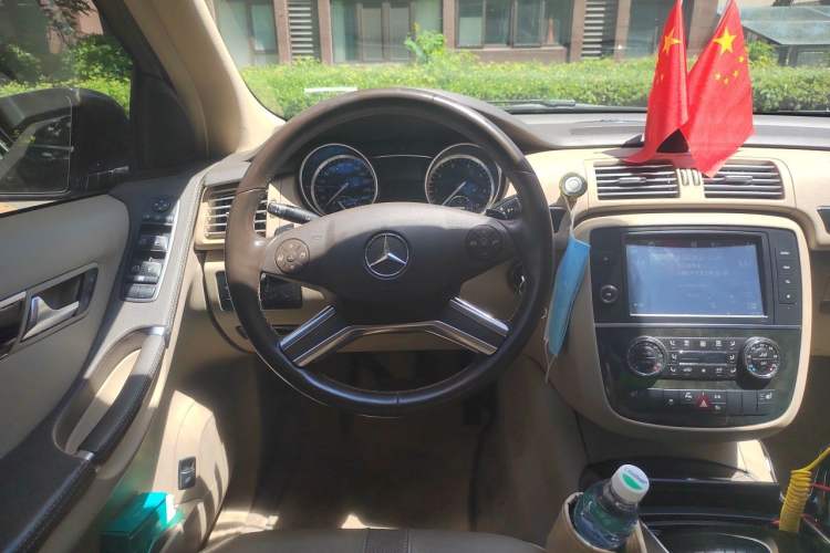 Used Mercedes-Benz R-Class 2017 R 320 4MATIC Business Edition Prestige Model Steering Wheel