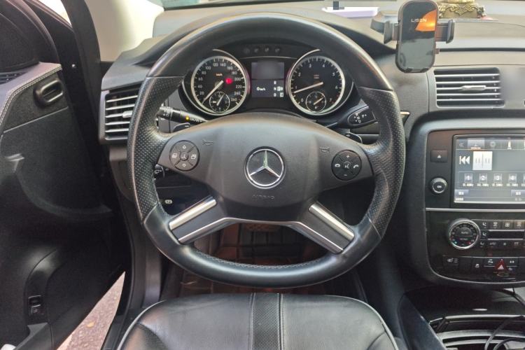 Used Mercedes-Benz R-Class 2017 R 400 4MATIC Exclusive Edition Steering Wheel