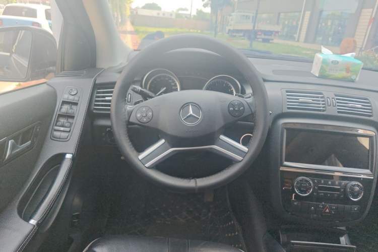 Used Mercedes-Benz R-Class 2017 R 320 4MATIC Business Edition Prestige Model Steering Wheel