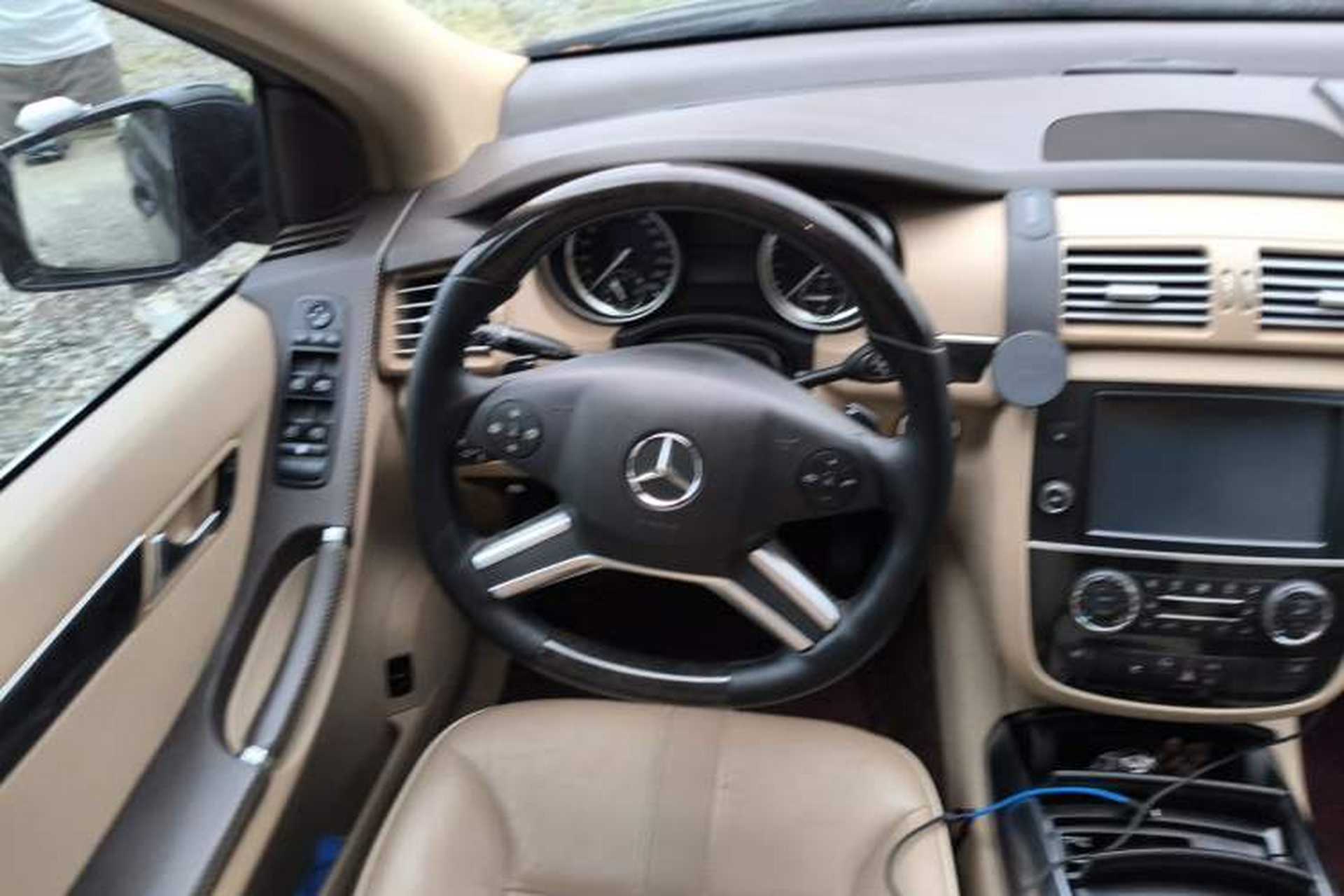 Used Mercedes-Benz R-Class 2017 R 320 4MATIC Luxury Collection Edition Steering Wheel