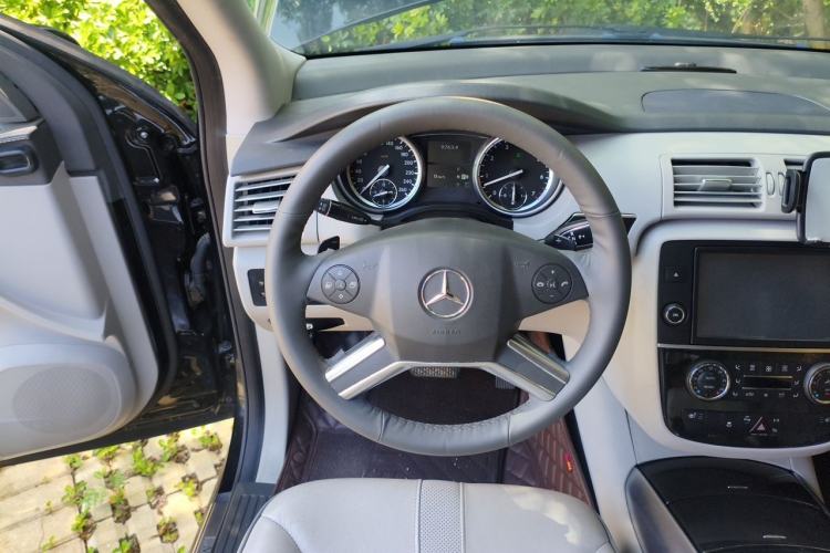 Used Mercedes-Benz R-Class 2017 R 320 4MATIC Business Edition Prestige Model Steering Wheel