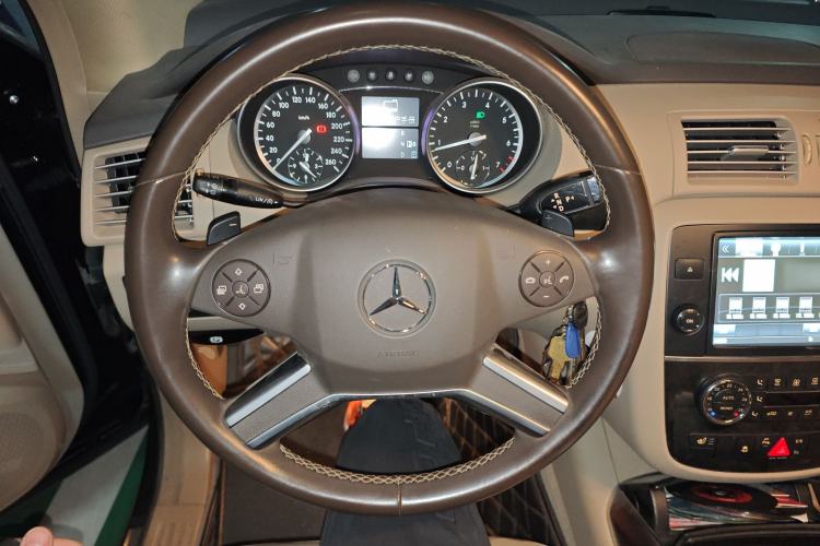 Used Mercedes-Benz R-Class 2017 R 320 4MATIC Business Edition Prestige Model Steering Wheel