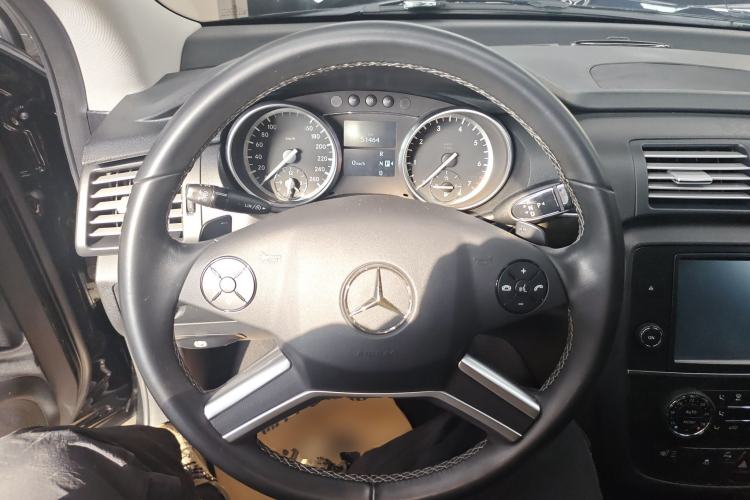Used Mercedes-Benz R-Class 2017 R 320 4MATIC Business Edition Prestige Model Steering Wheel