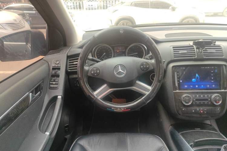 Used Mercedes-Benz R-Class 2017 R 320 4MATIC Business Edition Prestige Model Steering Wheel