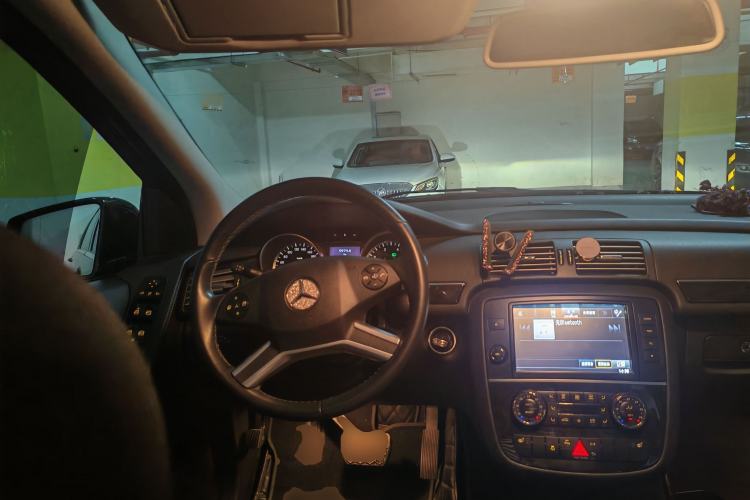 Used Mercedes-Benz R-Class 2017 R 320 4MATIC Business Edition Prestige Model Steering Wheel