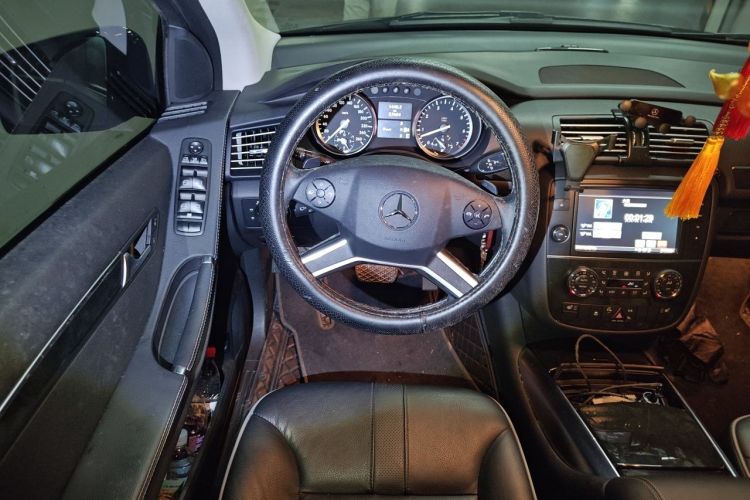 Used Mercedes-Benz R-Class 2017 R 320 4MATIC Business Edition Prestige Model Steering Wheel