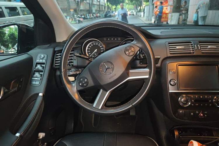 Used Mercedes-Benz R-Class 2017 R 320 4MATIC Business Edition Prestige Model Steering Wheel