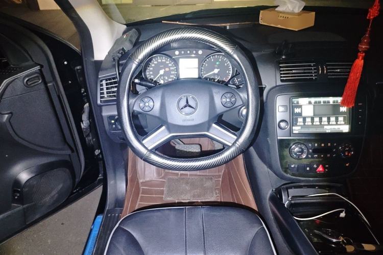 Used Mercedes-Benz R-Class 2017 R 400 4MATIC Exclusive Edition Steering Wheel