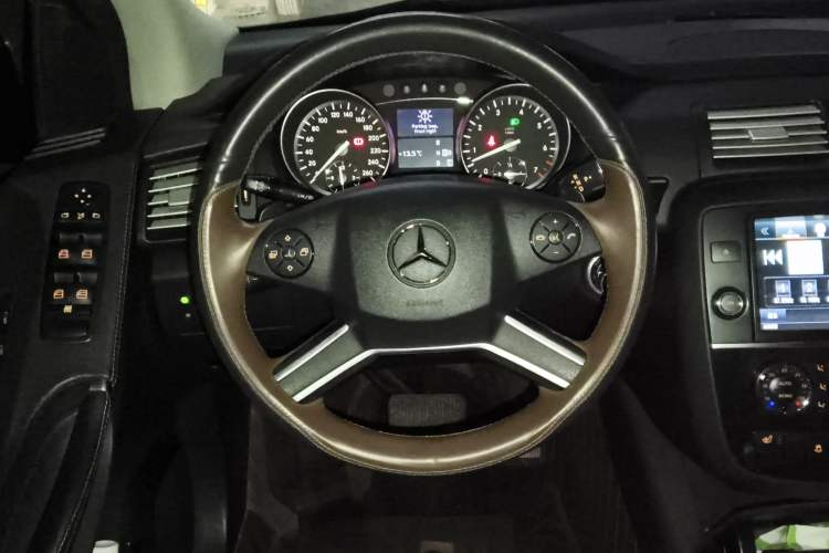 Used Mercedes-Benz R-Class 2017 R 320 4MATIC Business Edition Prestige Model Steering Wheel