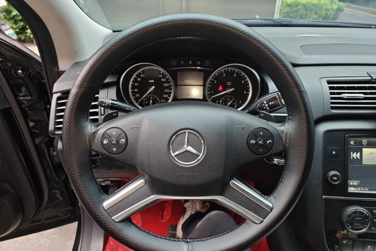 Used Mercedes-Benz R-Class 2017 R 320 4MATIC Business Edition Prestige Model Steering Wheel