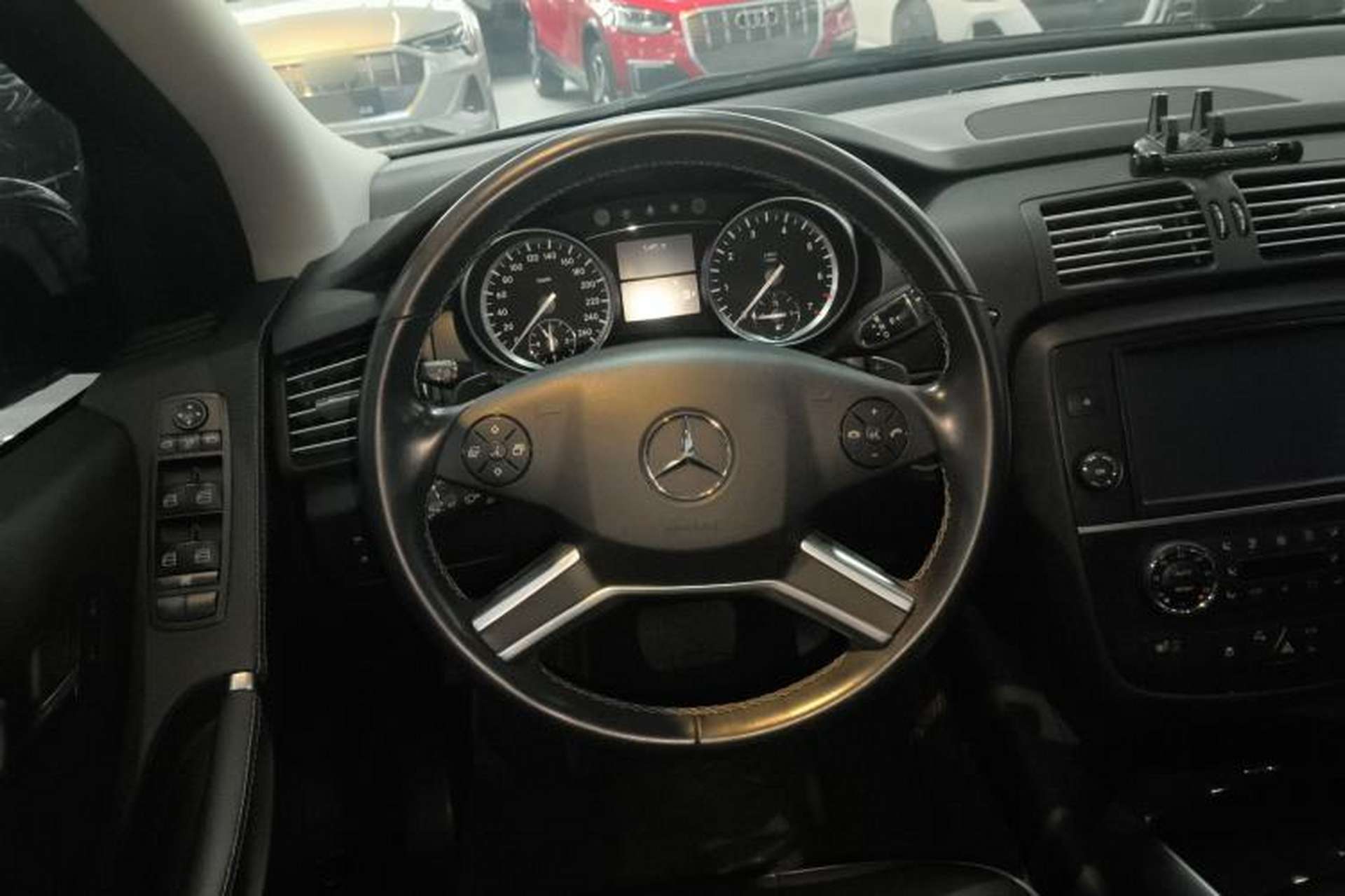 Used Mercedes-Benz R-Class 2017 R 320 4MATIC Business Edition Prestige Model Steering Wheel