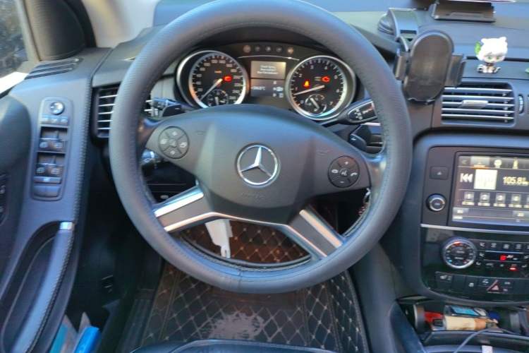 Used Mercedes-Benz R-Class 2017 R 320 4MATIC Business Edition Prestige Model Steering Wheel