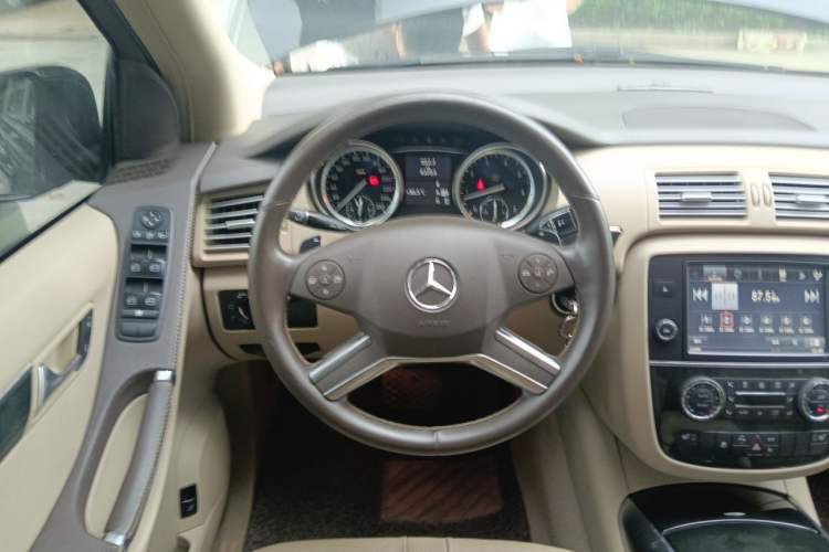 Used Mercedes-Benz R-Class 2017 R 320 4MATIC Business Edition Prestige Model Steering Wheel