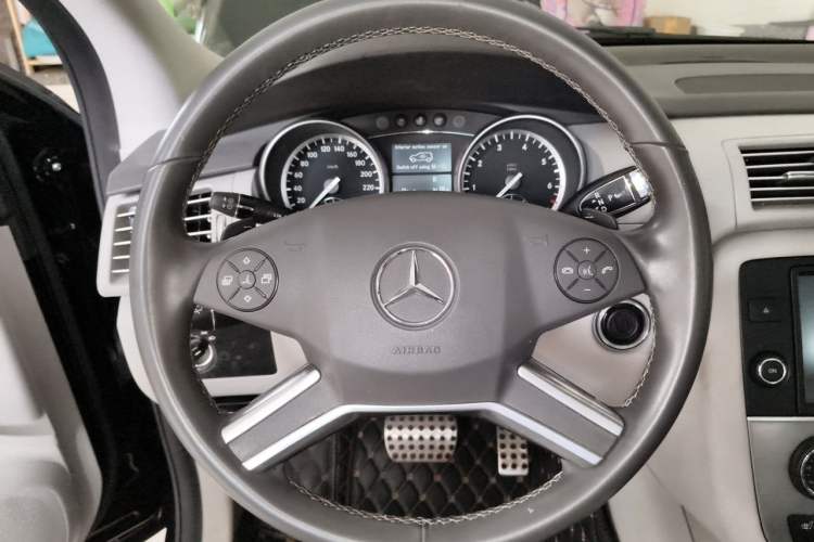 Used Mercedes-Benz R-Class 2017 R 320 4MATIC Business Edition Prestige Model Steering Wheel