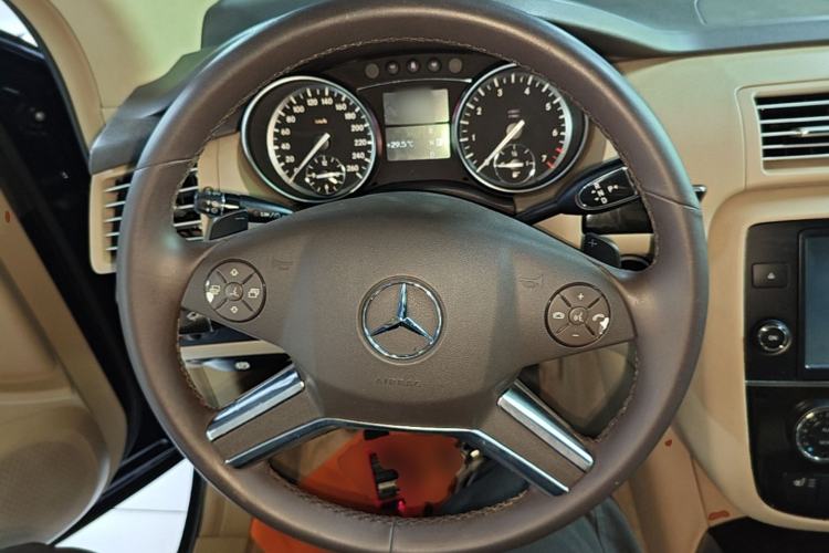 Used Mercedes-Benz R-Class 2017 R 320 4MATIC Business Edition Prestige Model Steering Wheel