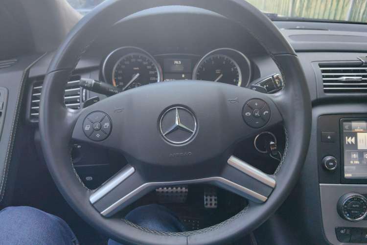 Used Mercedes-Benz R-Class 2017 R 320 4MATIC Business Edition Prestige Model Steering Wheel