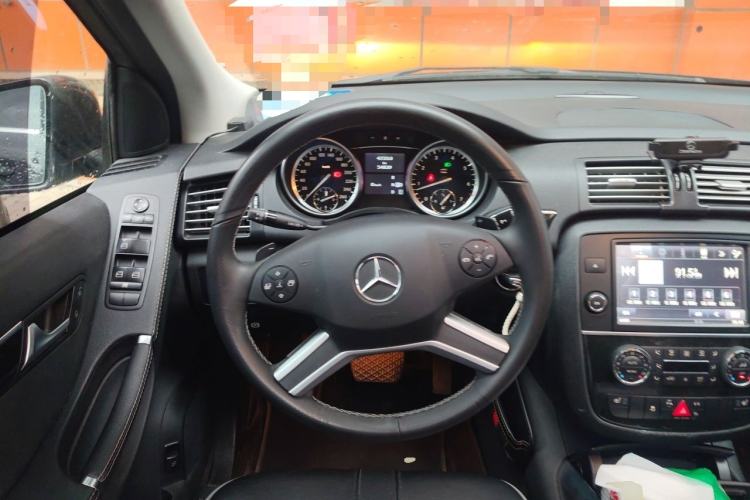 Used Mercedes-Benz R-Class 2017 R 320 4MATIC Luxury Collection Edition Steering Wheel