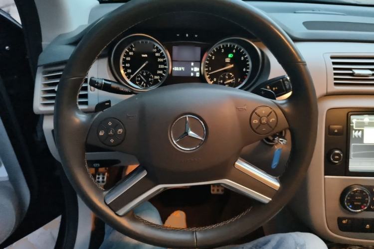 Used Mercedes-Benz R-Class 2017 R 320 4MATIC Business Edition Prestige Model Steering Wheel