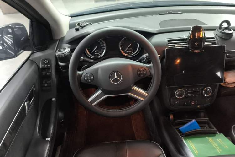 Used Mercedes-Benz R-Class 2017 R 320 4MATIC Business Edition Prestige Model Steering Wheel