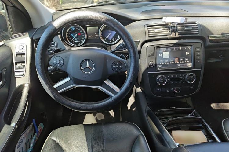 Used Mercedes-Benz R-Class 2017 R 320 4MATIC Business Edition Prestige Model Steering Wheel