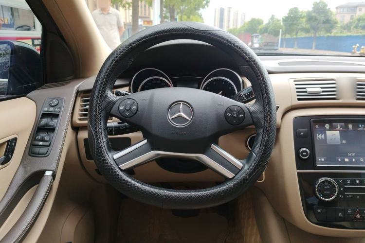 Used Mercedes-Benz R-Class 2017 R 320 4MATIC Luxury Collection Edition Steering Wheel