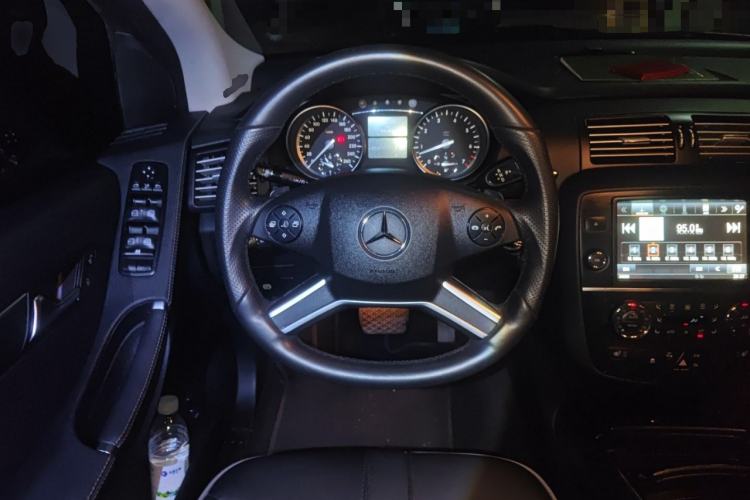 Used Mercedes-Benz R-Class 2017 R 320 4MATIC Luxury Collection Edition Steering Wheel