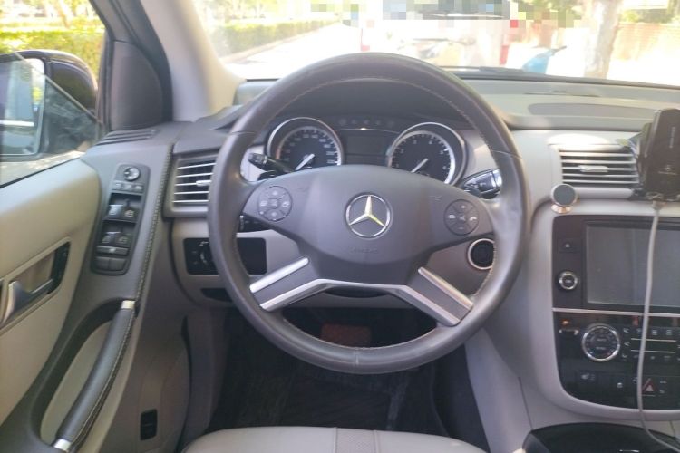 Used Mercedes-Benz R-Class 2017 R 320 4MATIC Business Edition Prestige Model Steering Wheel