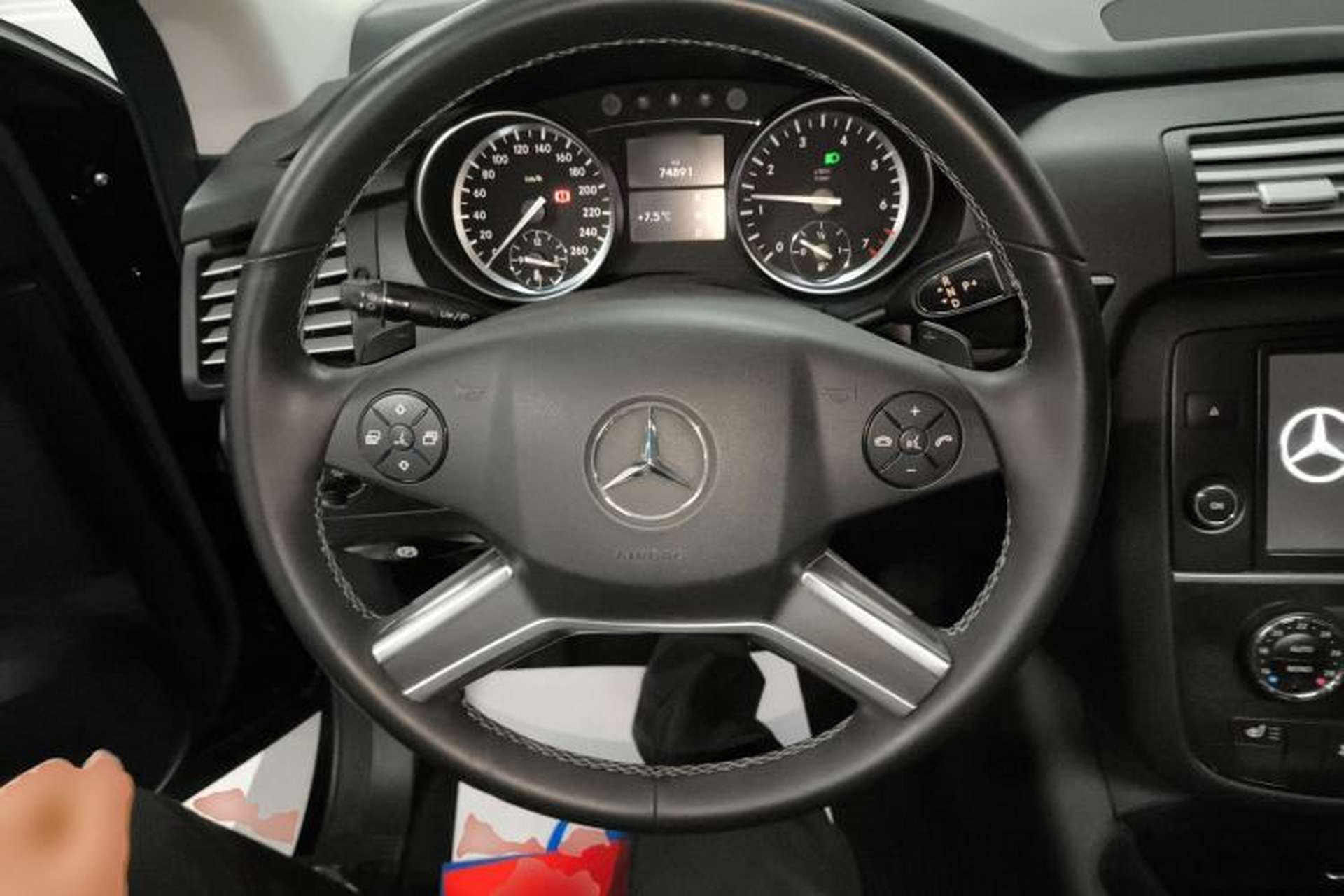 Used Mercedes-Benz R-Class 2017 R 320 4MATIC Business Edition Prestige Model Steering Wheel
