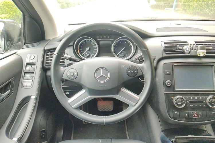 Used Mercedes-Benz R-Class 2017 R 320 4MATIC Business Edition Prestige Model Steering Wheel