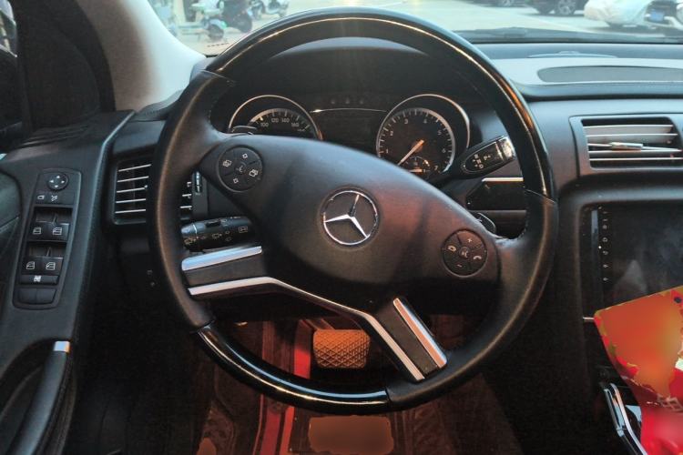 Used Mercedes-Benz R-Class 2017 R 320 4MATIC Business Edition Prestige Model Steering Wheel